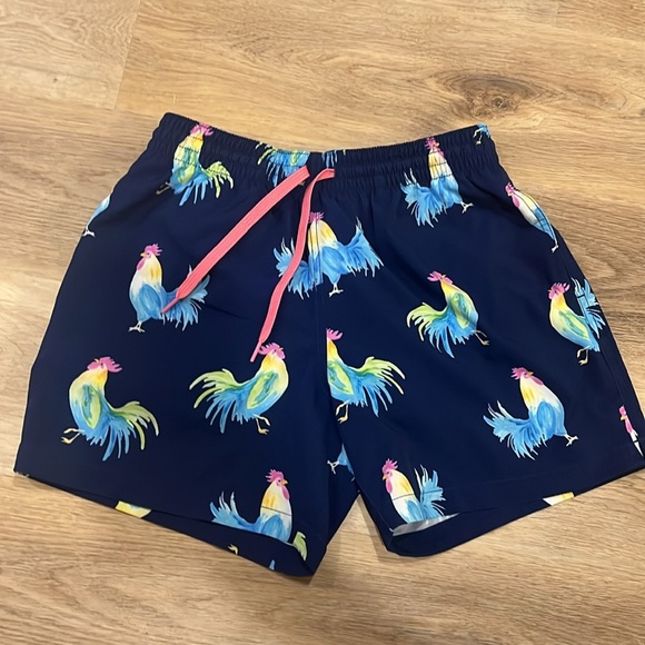 Chubbies 5.5” Inseam The Fowl Plays Swimsuit Size Small - Picture 4 of 6